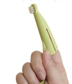 Зубная щетка для собак мелких пород анатомическая с ручкой для снятия налета, цвет зеленый.