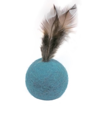 Мяч из овечьей шерсти с перьями птицы. 