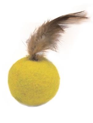 Мяч из овечьей шерсти с перьями птицы. 